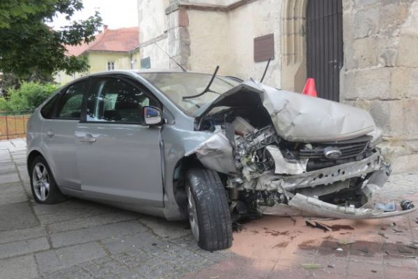 Cheb, Hazlov: Dvě nehody. Jeden řidič naboural do kostela, druhý do střechy čerpací stanice