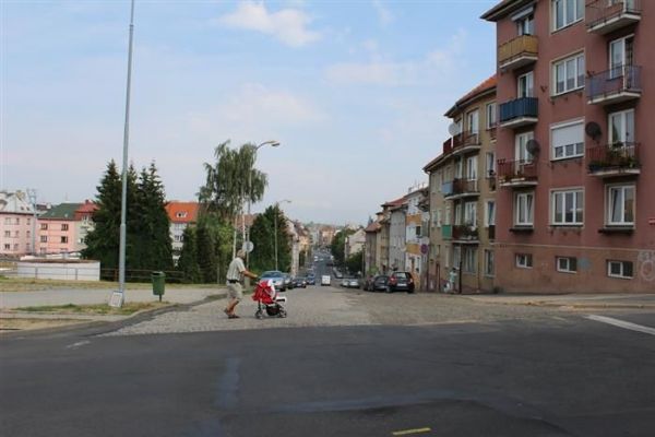 Cheb: Hlučnou dlažbu nahradí ve Valdštejnově ulici asfalt