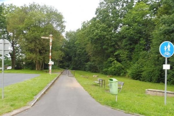 Cheb: Neukáznění řidiči jezdí po cyklostezce do Waldsassenu