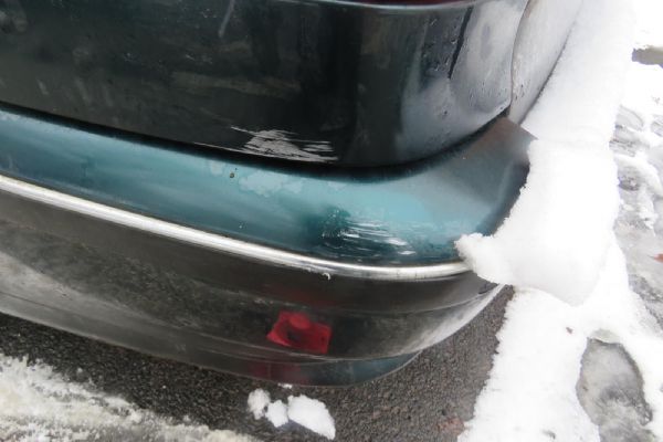 Cheb: Poškodil osm zaparkovaných vozidel