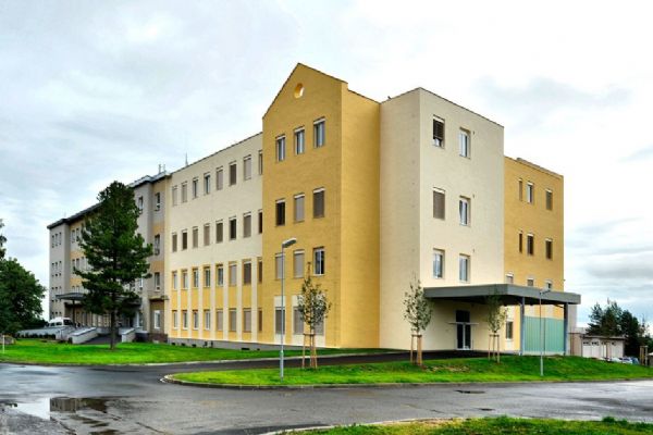 Cheb: Revitalizaci areálu nemocnice dokončí nový zhotovitel