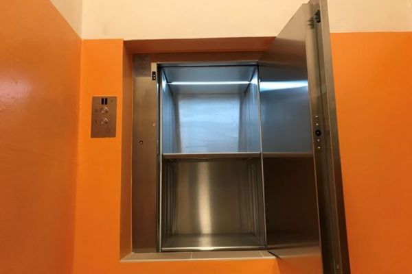 Cheb: V provozu školky pomohou nové nákladní výtahy