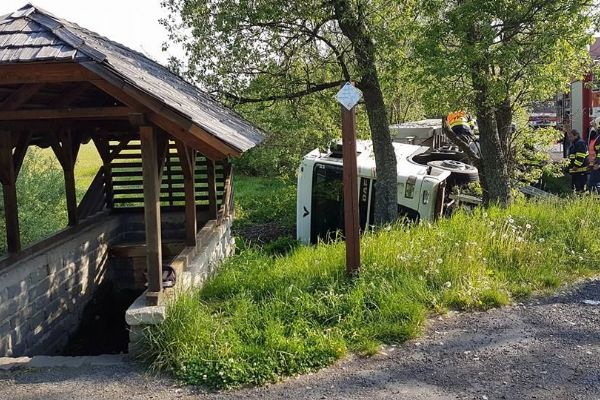Chebsko: Hasiči zasahovali u dopravní nehody nákladního automobilu