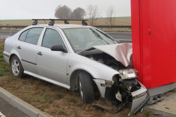 Chebsko: Řídil pod vlivem alkoholu. Narazil do reklamního stojanu