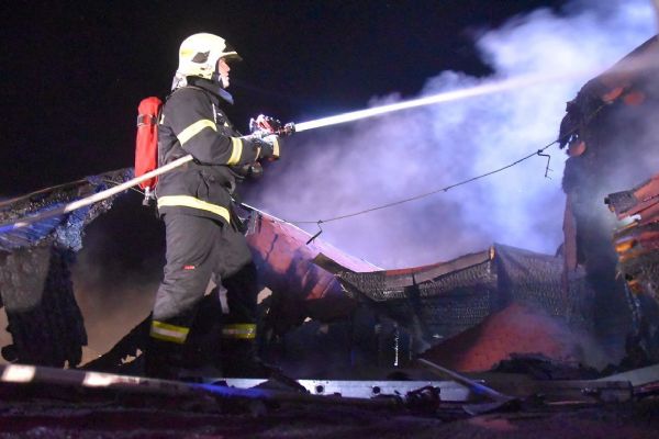 Dolní Dvory: Hasiči opět likvidovali požár ubytovny