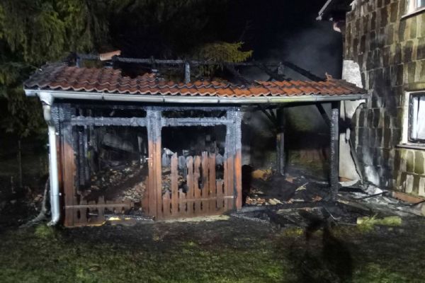 Drmoul: Požár garáže se rozšířil i na rodinný dům
