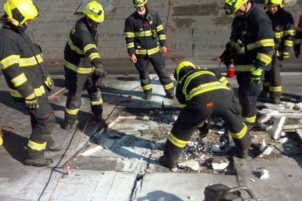 Horní Slavkov: Hasiči zasahovali u požáru střešní krytiny