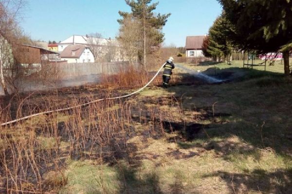 Hranice: Požár trávy zlikvidovali hasiči během chvilky