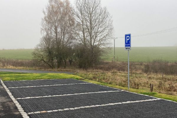 Jindřichovice: U pietního místa je nové parkoviště 