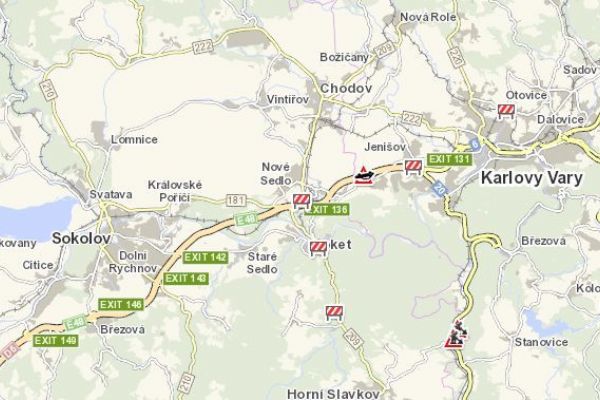 Karlovarsko: Na šestce narazilo auto do svodidel
