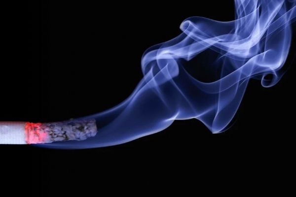 Karlovy Vary: Mladík padělal svou občanku, aby si mohl koupit cigarety
