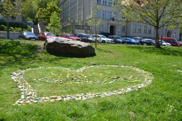Karlovy Vary: Na náměstí Dr. Horákové vyrostlo srdce proti rakovině 