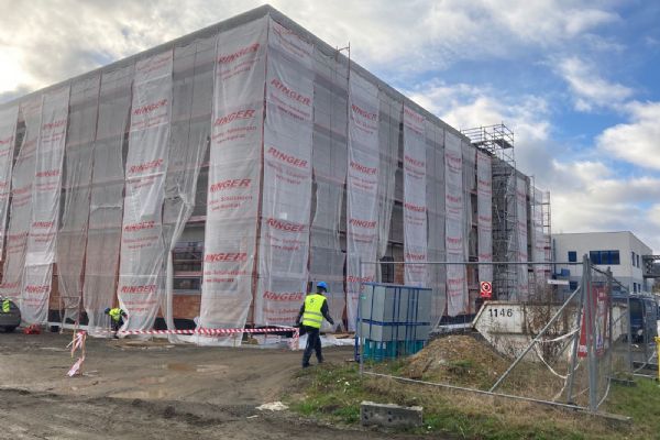 Karlovy Vary: Stavebníci zateplují novou budovu depozitáře krajské knihovny