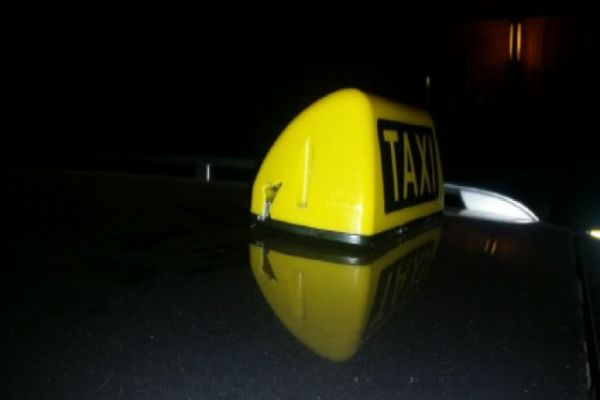 Hádka s taxikářem kvůli hlasité hudbě vyvrcholila rozbitým sklem