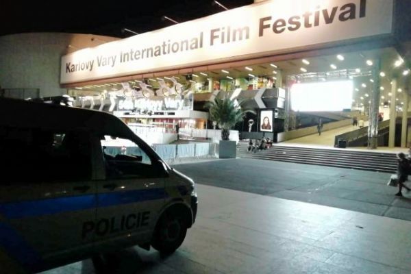 Karlovy Vary: Úmyslně poškodila policejní vozidlo