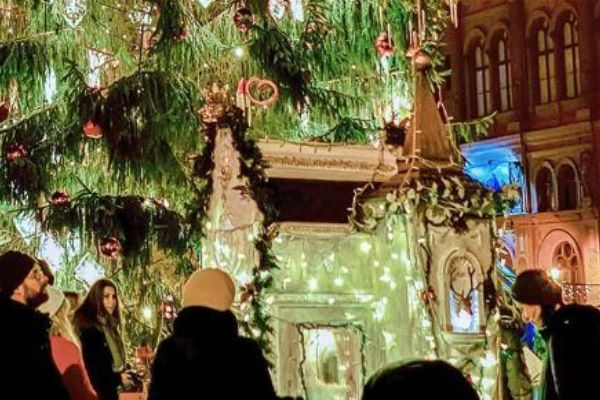Karlovy Vary: Město rozsvítí vánoční strom a vyzdobí centrum