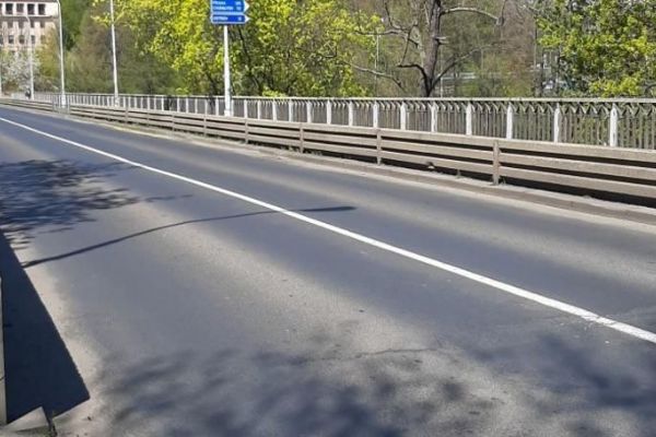 Karlovy Vary: V pondělí začne výměna betonového zábradlí na Chebském mostě