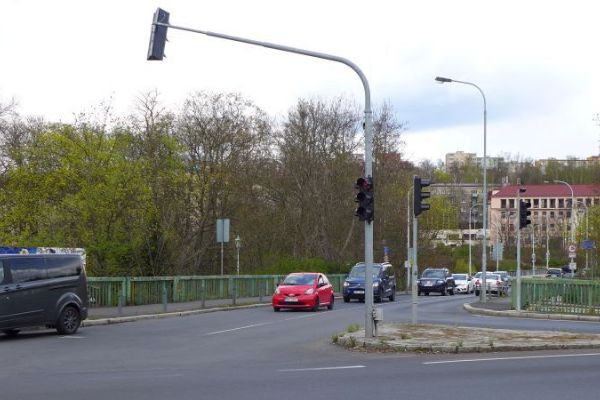 Karlovy Vary: Výměna technologie semaforů omezí dopravu u Chebského mostu
