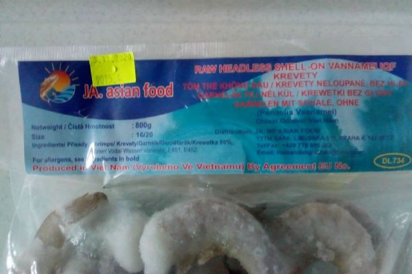 Krevety prodávané i v ČR obsahovaly zdraví nebezpečnou bakterii
