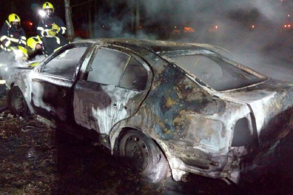 Loket: Ve městě v noci shořelo osobní vozidlo