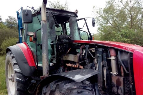 Milíkov: U obce hořel traktor