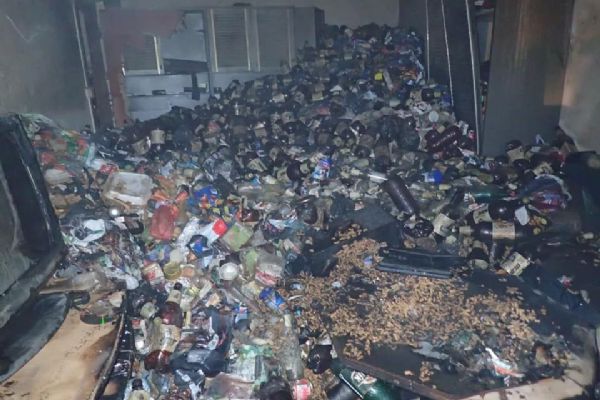 Ostrov: Hasiči likvidovali požár nahromážděného odpadu v bytě