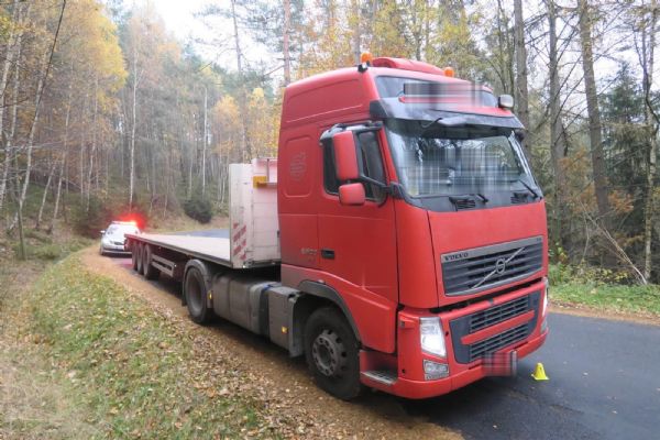Rotava: Střet nákladní soupravy s osobním vozidlem 