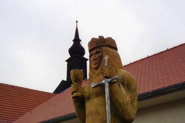 Sokolov: Sv. Barborka s požehnáním vikáře dohlíží na město