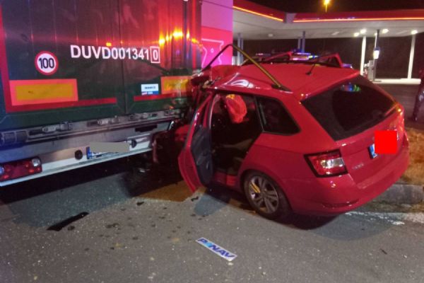 Sokolovsko: Osobní vozidlo narazilo do kamionu 