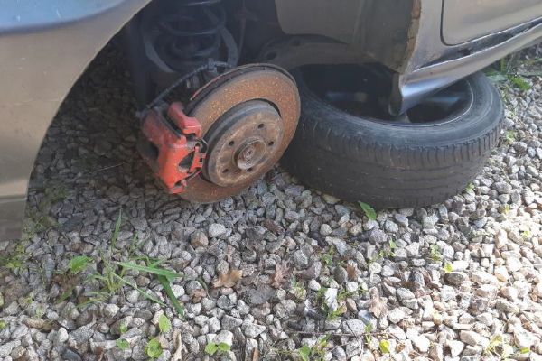 Sokolovsko: Z vozidla odcizili disky s pneumatikami