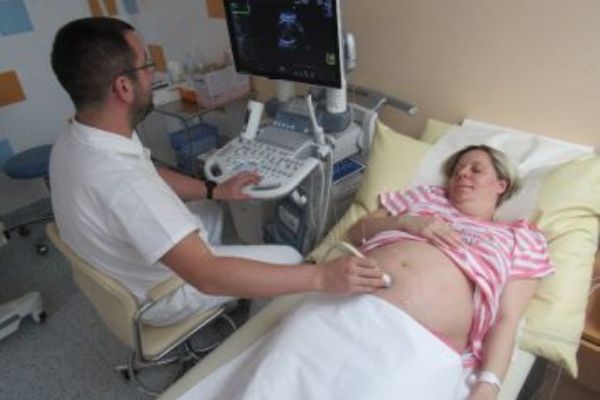 V sokolovské porodnici stále klesá počet císařských řezů