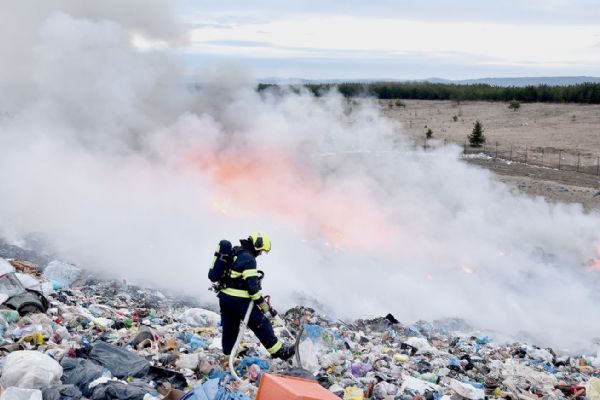 Vintířov: Požár skládky likvidovali hasiči sedm hodin