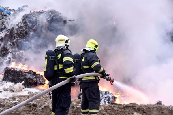 Vřesová: Požár skládky likvidovaly čtyři jednotky hasičů