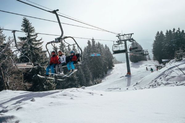 Šumavský Špičák pustil lyžaře už i na černou Šanci – sněhu už je přes metr