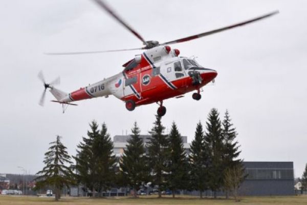 Karlovy Vary: Letečtí záchranáři si testovali přistání v areálu krajských institucí