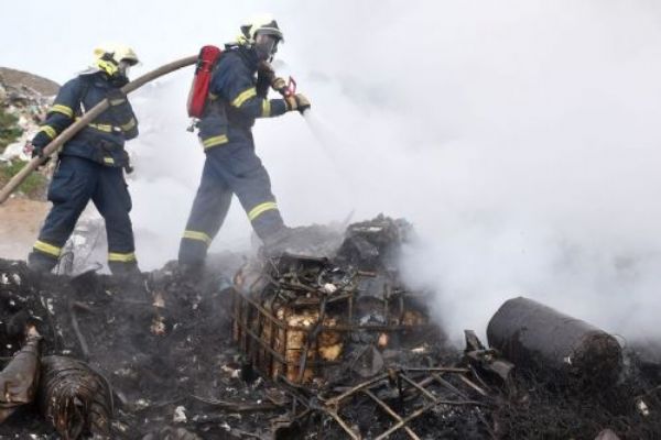 Vintířov: Hasiči stále likvidují požár skládky