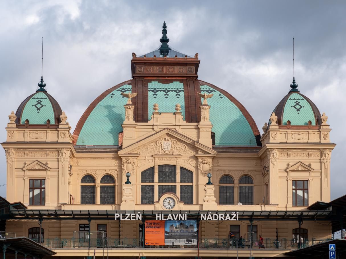Budova plzeňského hlavního nádraží se v pátek otevírá cestujícím