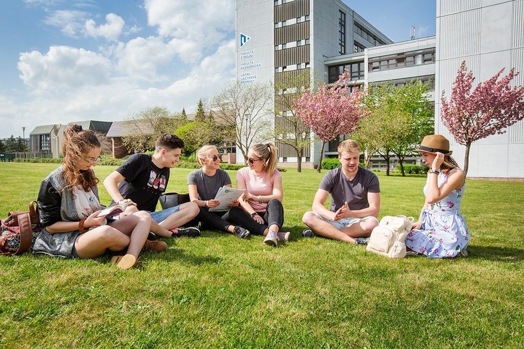 Letních škol na ZČU přibylo, studenti mohou podávat přihlášky