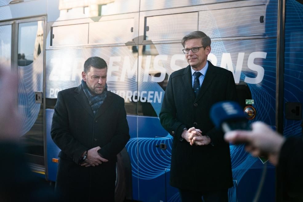 Ministr dopravy navštívil závod Škoda Group a prohlédl si vodíkový autobus