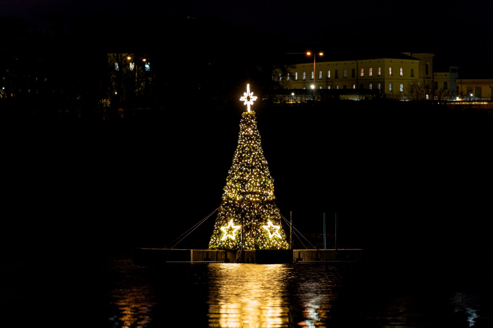 Na Borské přehradě pluje rozzářený vánoční strom