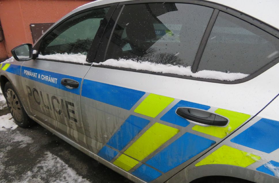 Na policejní auto v Klatovech vyškrábala kosočtverec