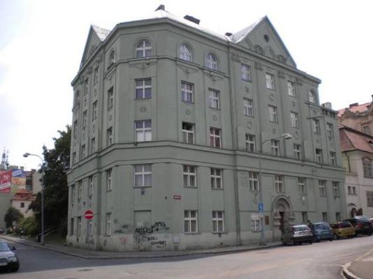 Plzeň chce přispět na výměnu oken v nárožním domě v Dominikánské ulici