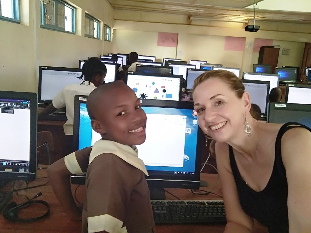 Plzeň darovala použité počítače do Afriky, pomohou chudým dětem