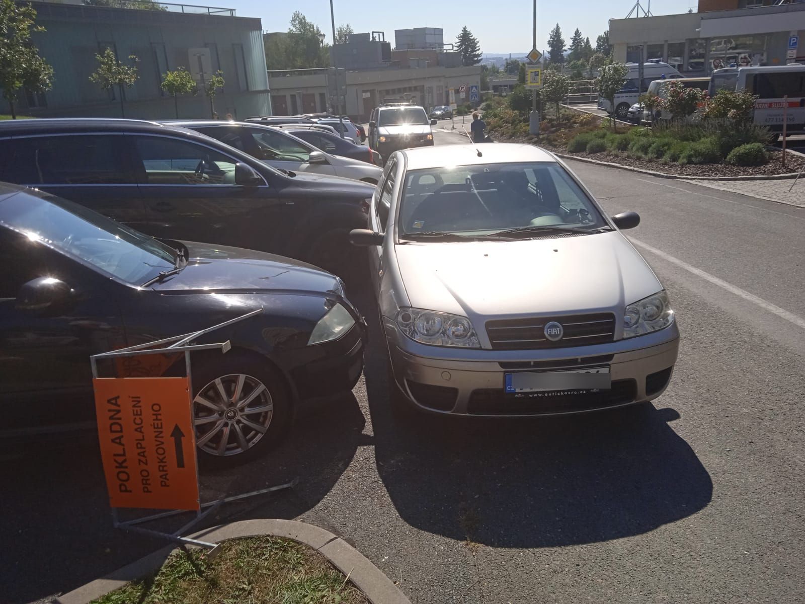 V areálu FN Plzeň se rozjelo zaparkované auto, srazilo ceduli i další vůz