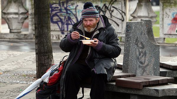 Vařiče, rukavice a další vybavení pro bezdomovce. Plzeň zafinancuje nákup