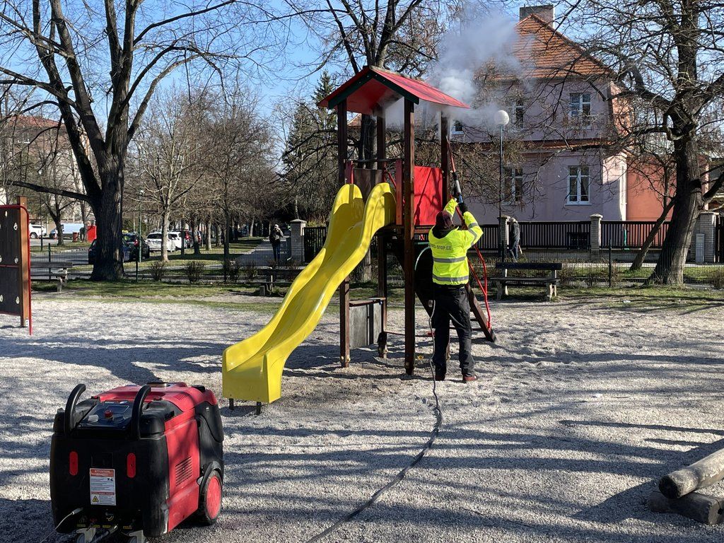 Začala příprava dětských hřišť na jarní sezonu