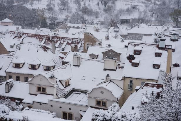 Sněhové srážky se z jihu Čech přesunuly nad Slezsko. Vznikají závěje