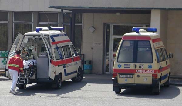 Na Tachovsku boural ráno na ledovce autobus s autem, šest zraněných. Už se stalo 70 nehod