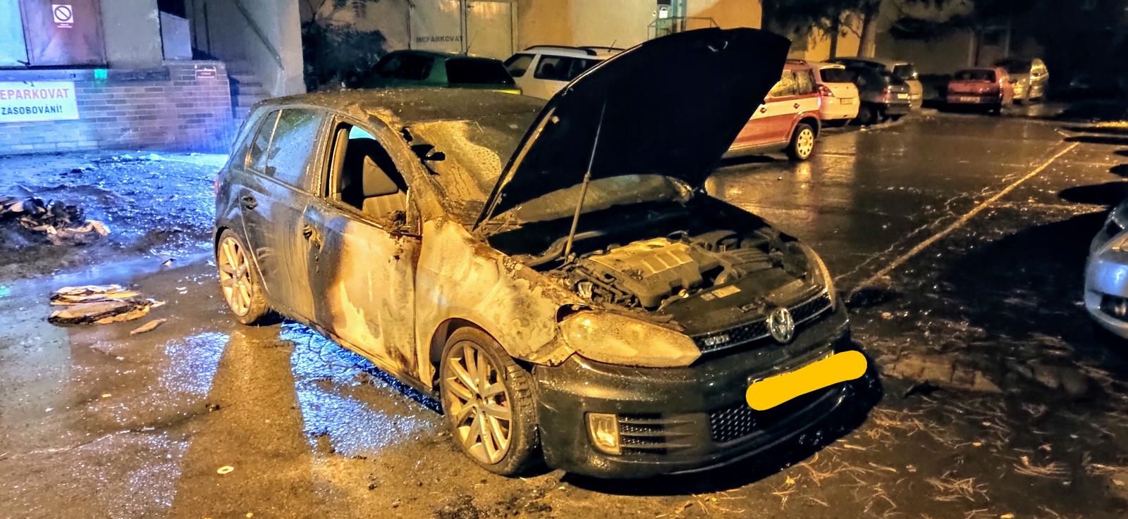 Požár popelnic a zaparkovaných aut v Děčíně