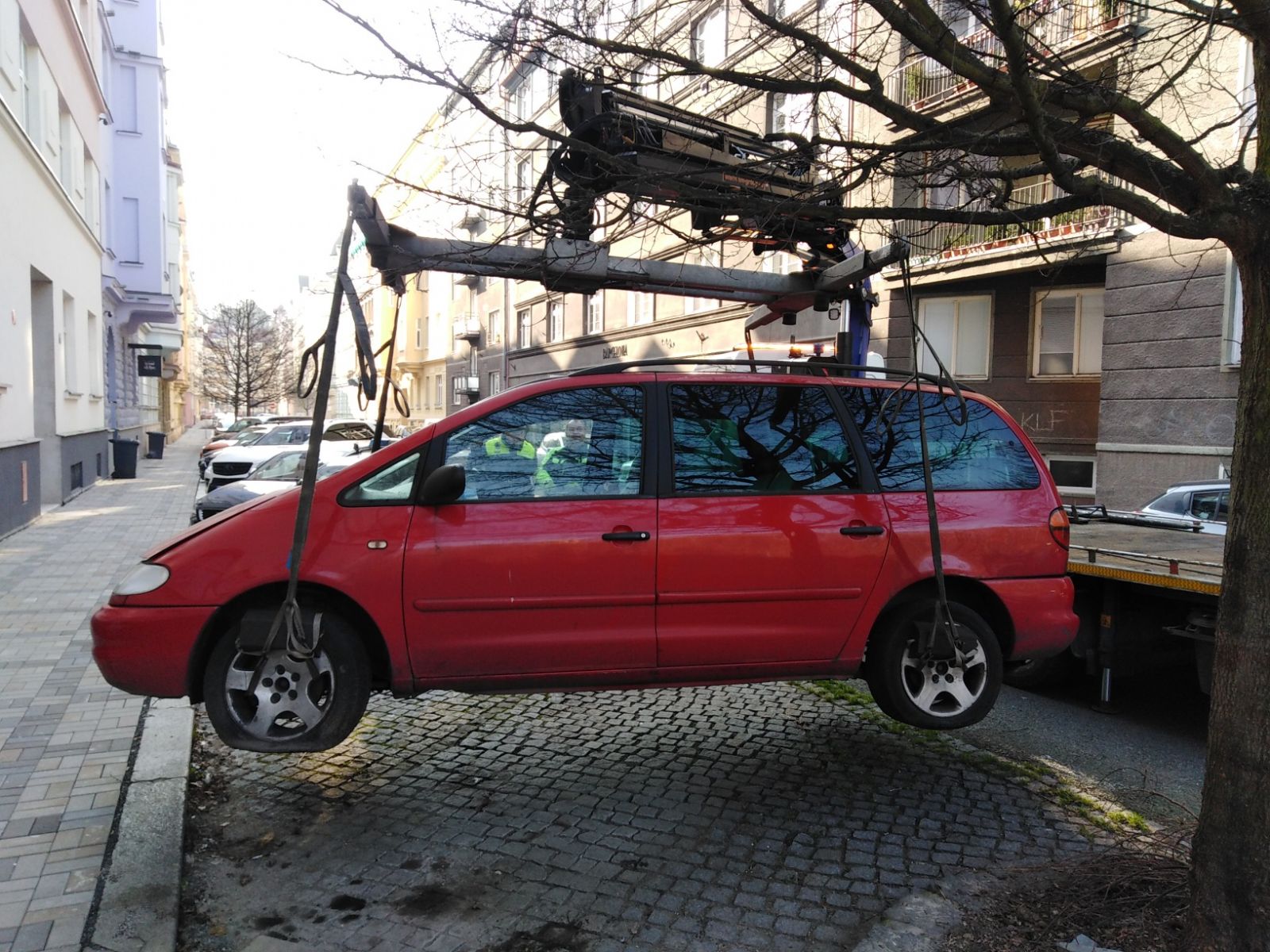 Karlovy Vary: Autovraků a dalších problematických vozidel v ulicích ubylo